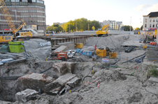 814611 Gezicht in de bouwput voor het toekomstige Muziekpaleis Vredenburg aan het Vredenburg te Utrecht, met links op ...